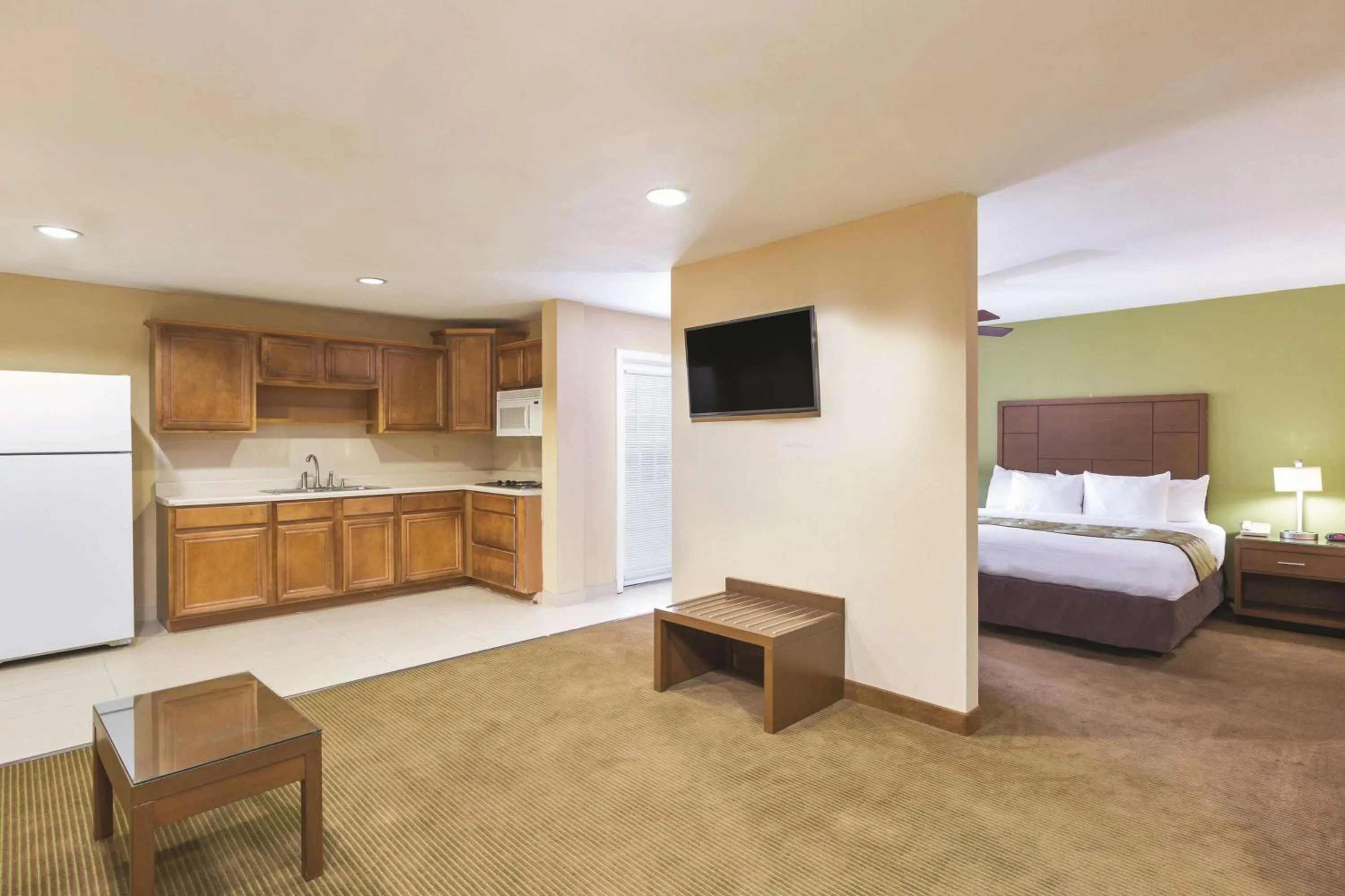 Photo of the whole room, TV/Entertainment Center in La Quinta Inn by Wyndham Austin North