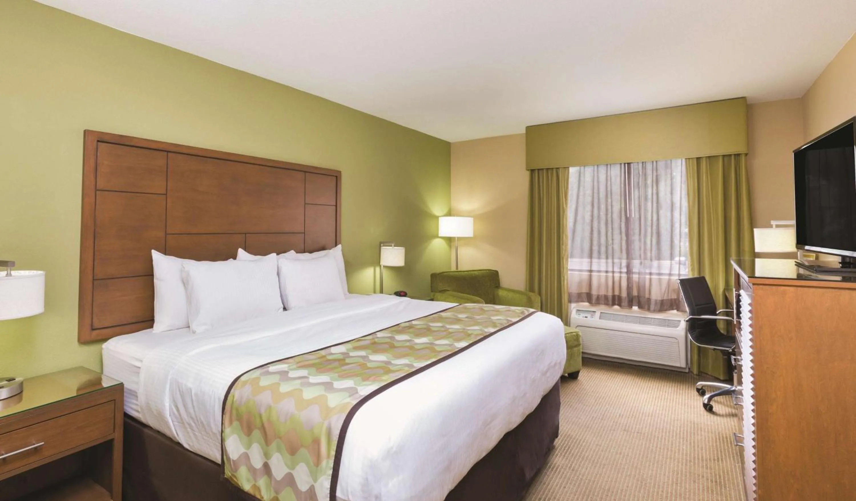 King Room with Roll-In Shower - Mobility/Hearing Accessible - Non-Smoking in La Quinta Inn by Wyndham Austin North